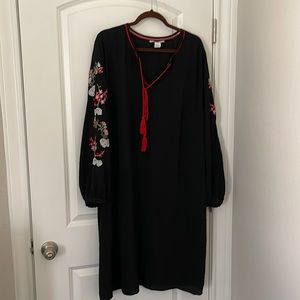 Black crepe dress with embroidery detail on sleeves